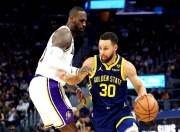 开云体育登录NBA两支豪门交手，湖人险胜勇士的简单介绍