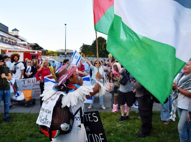 包含激烈竞争胜负难料，胜出者将占上风的词条