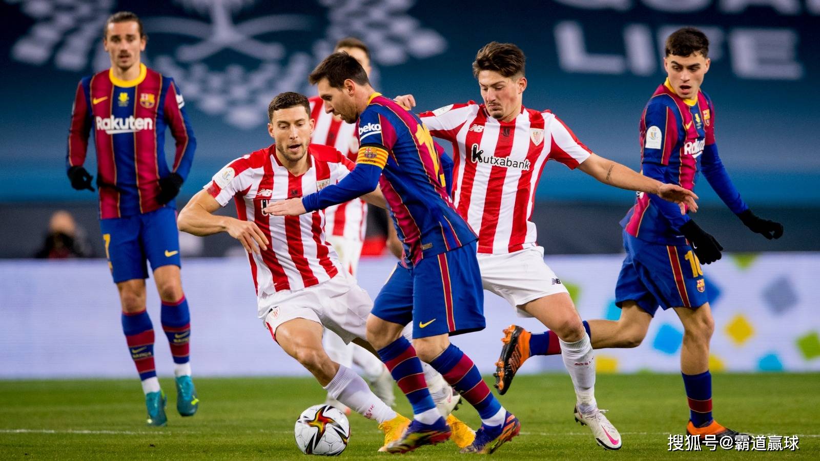 包含巴塞罗那客场平局，晋级下一阶段的词条