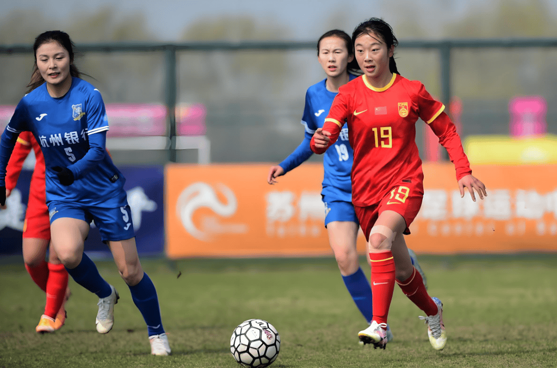 中国女足亮相赛场,展现出优雅和风度的简单介绍 中国女足亮相赛场,展现出优雅和风度的简单介绍