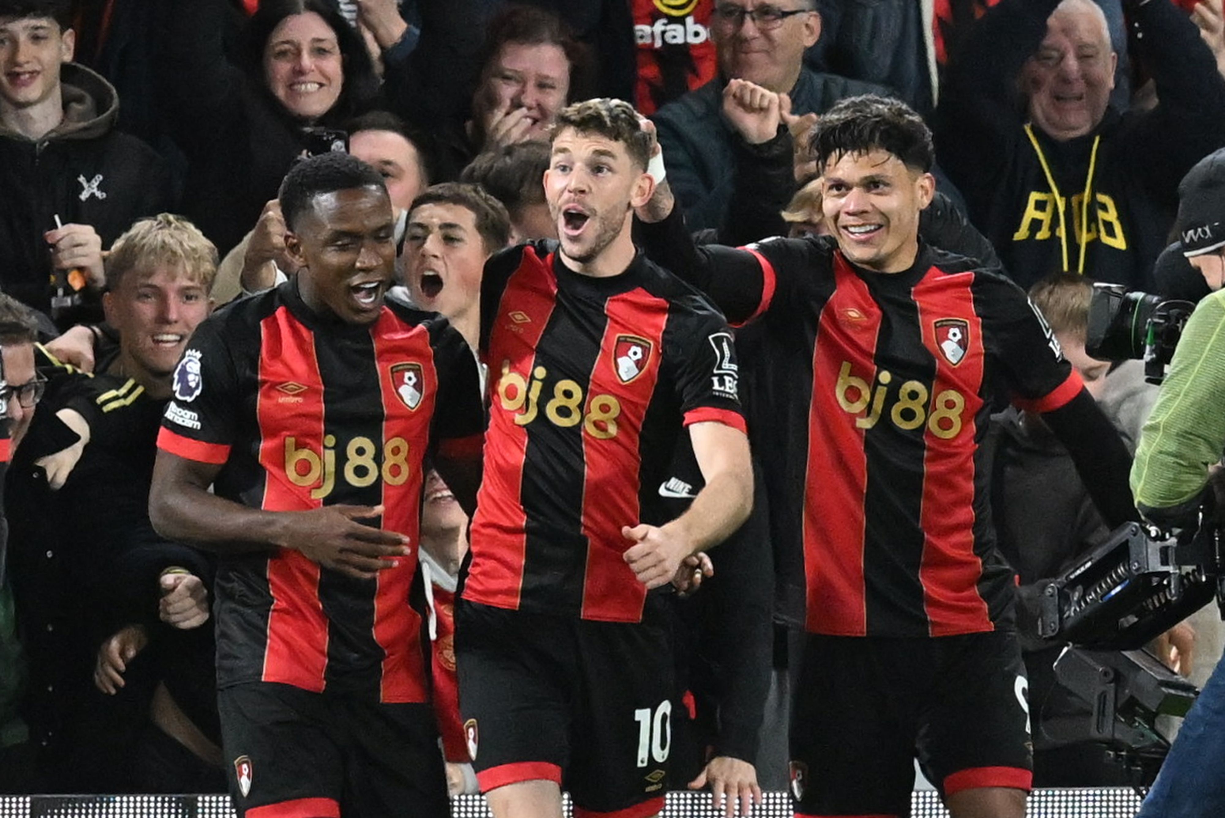 包含沃特福德逆袭博恩茅斯，重返联赛上游的词条