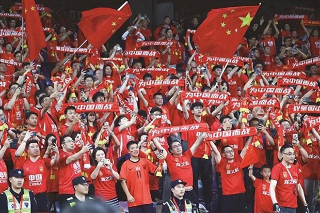 中国足球队胜出，赢得晋级资格