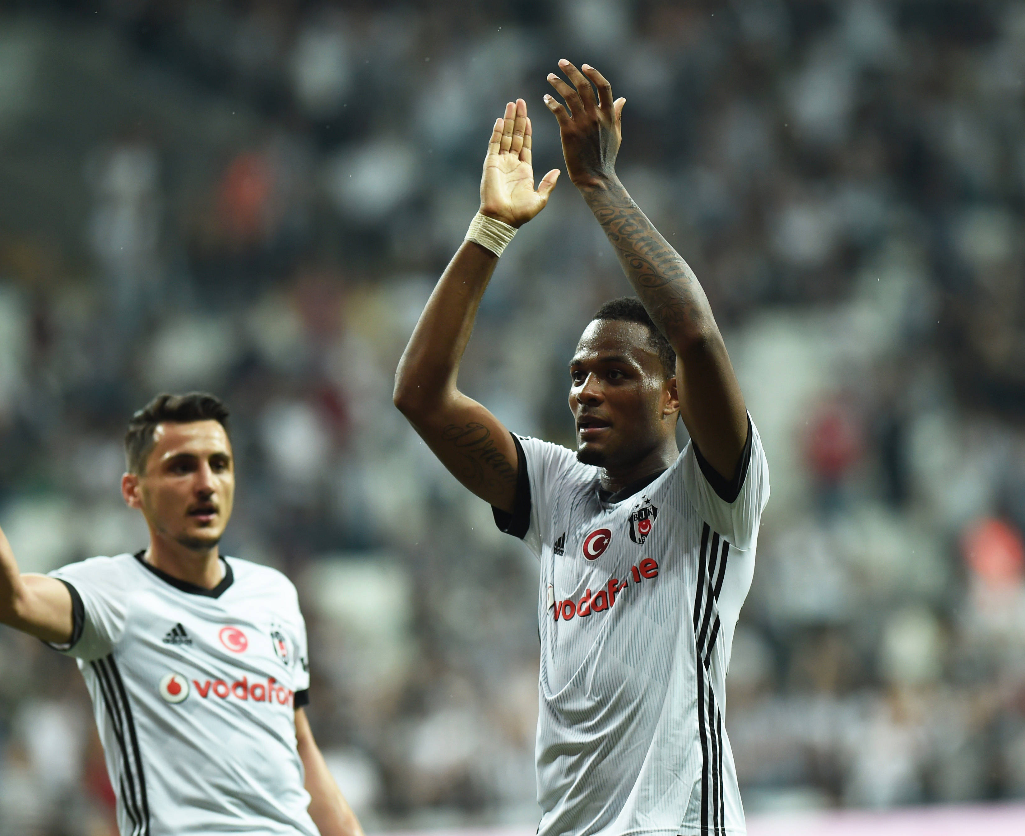 阿贾克斯反客为主，突破重围，取得胜利