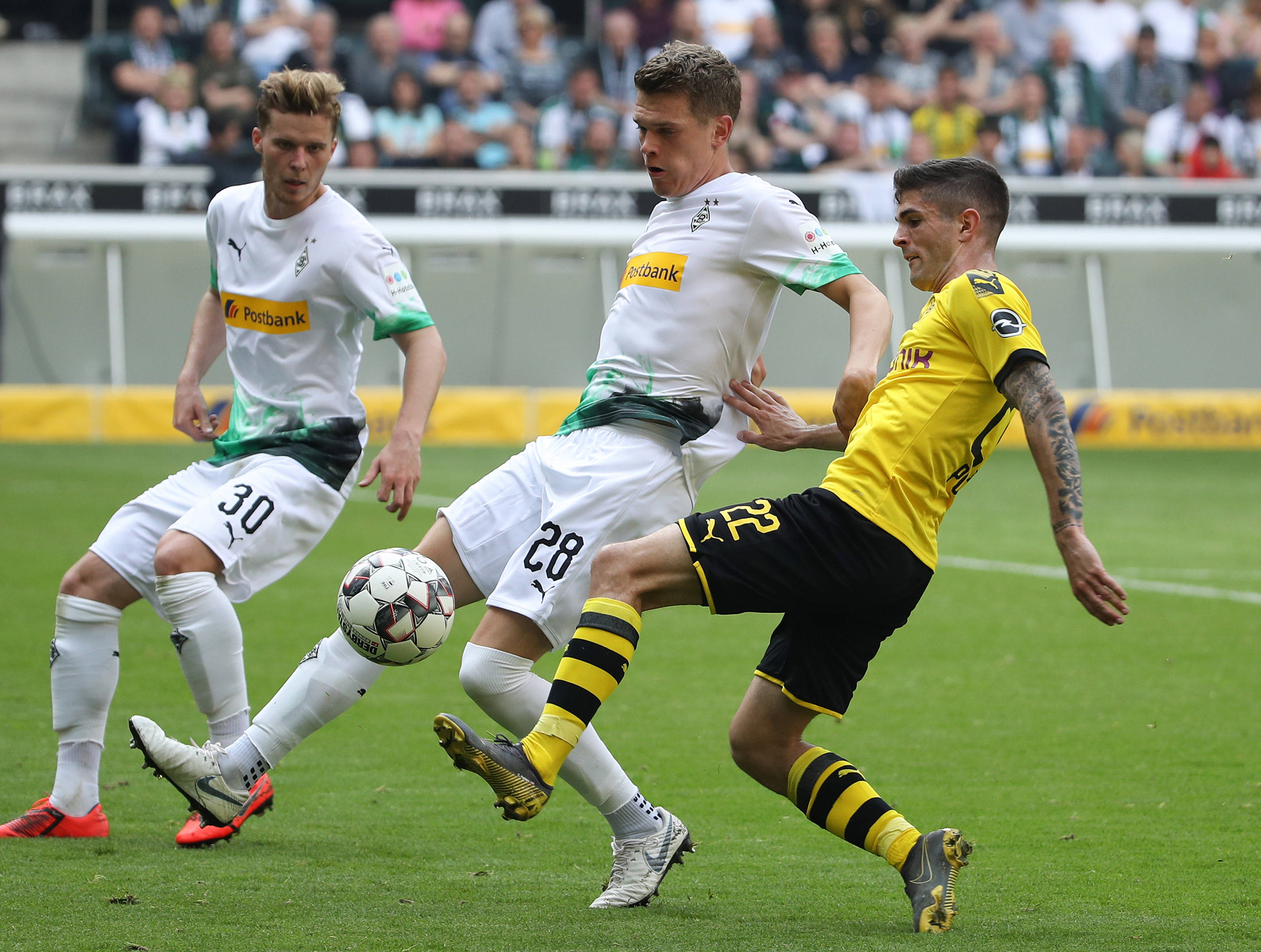 包含斯图加特客场不敌门兴格拉德巴赫，遭遇连败的词条