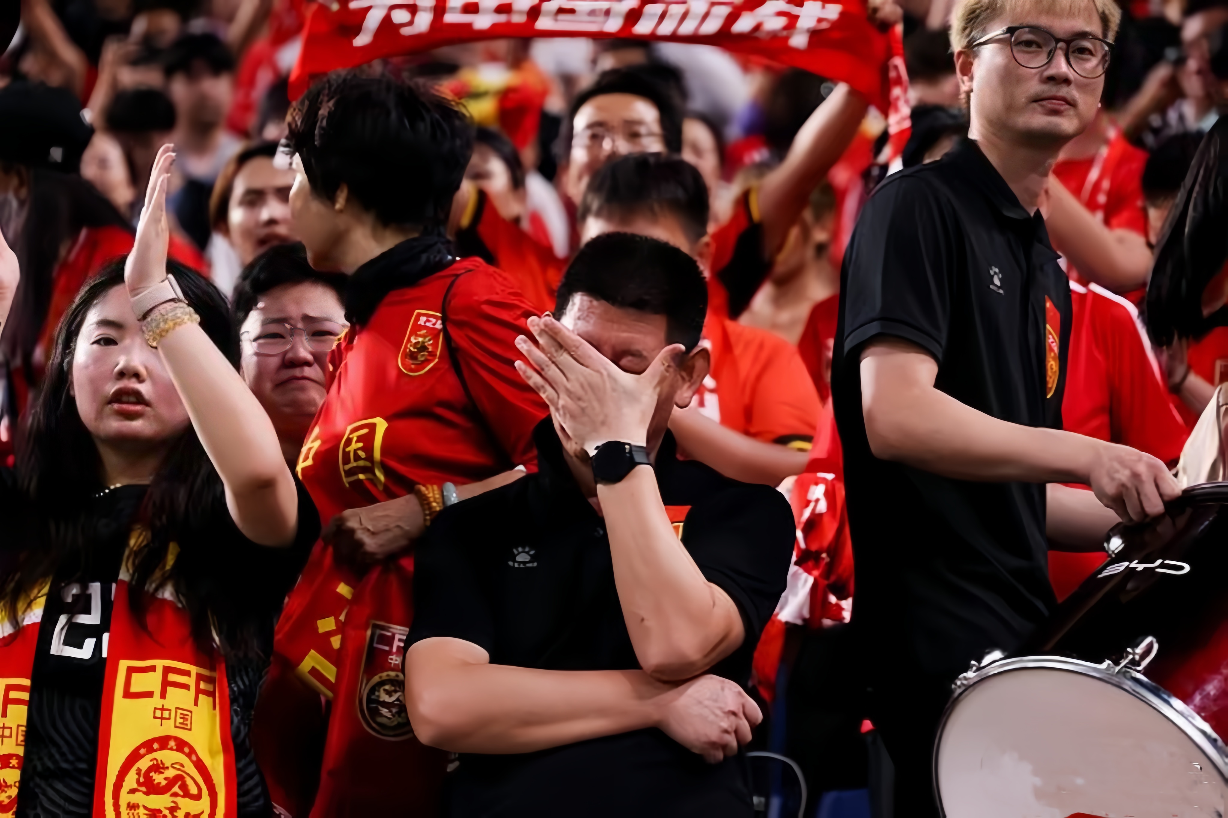 国足备战热身赛,球员状态火爆表现稳定 国足备战热身赛,球员状态火爆表现稳定