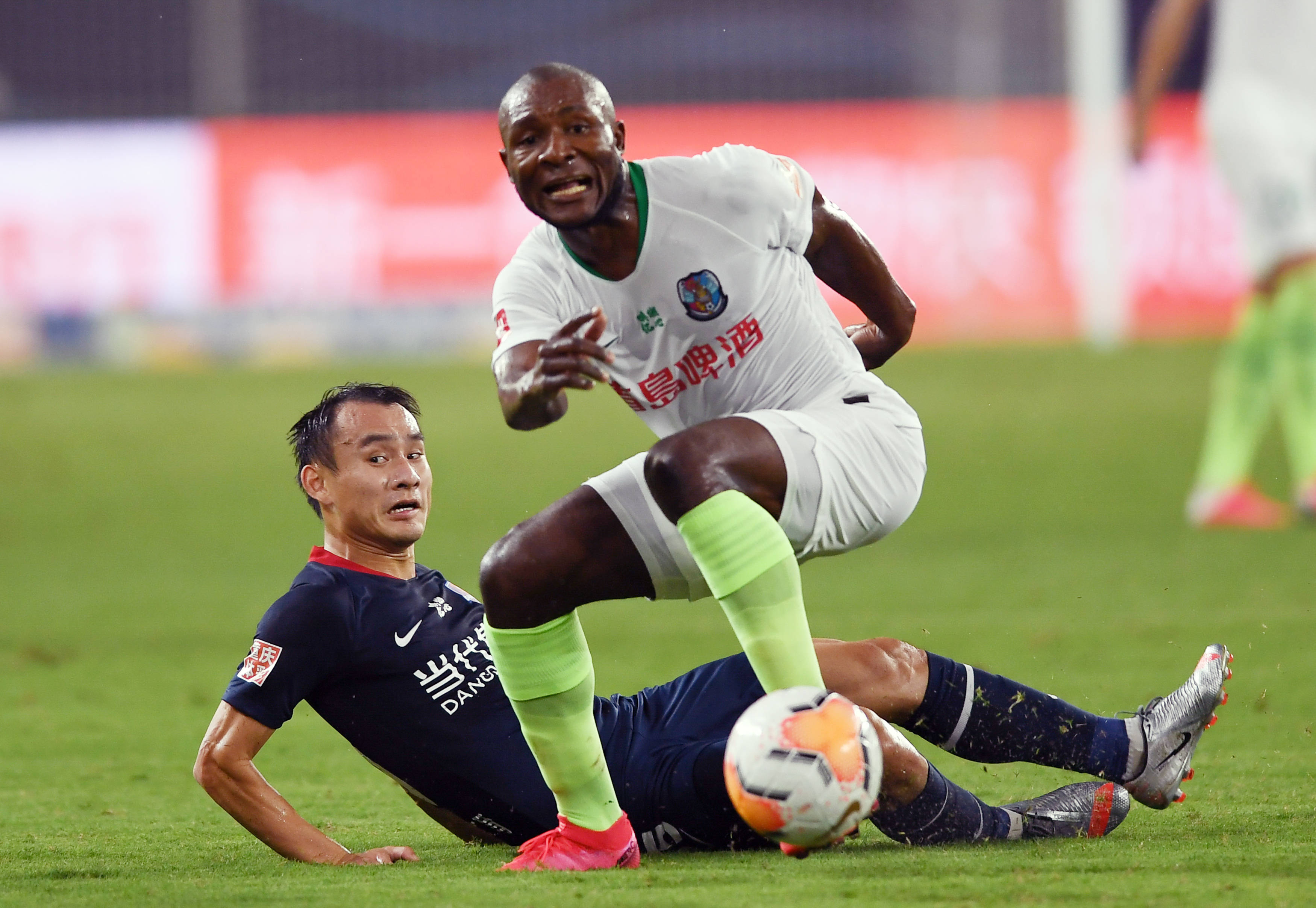 重庆斯威主场大胜青岛黄海，喜迎胜利的简单介绍