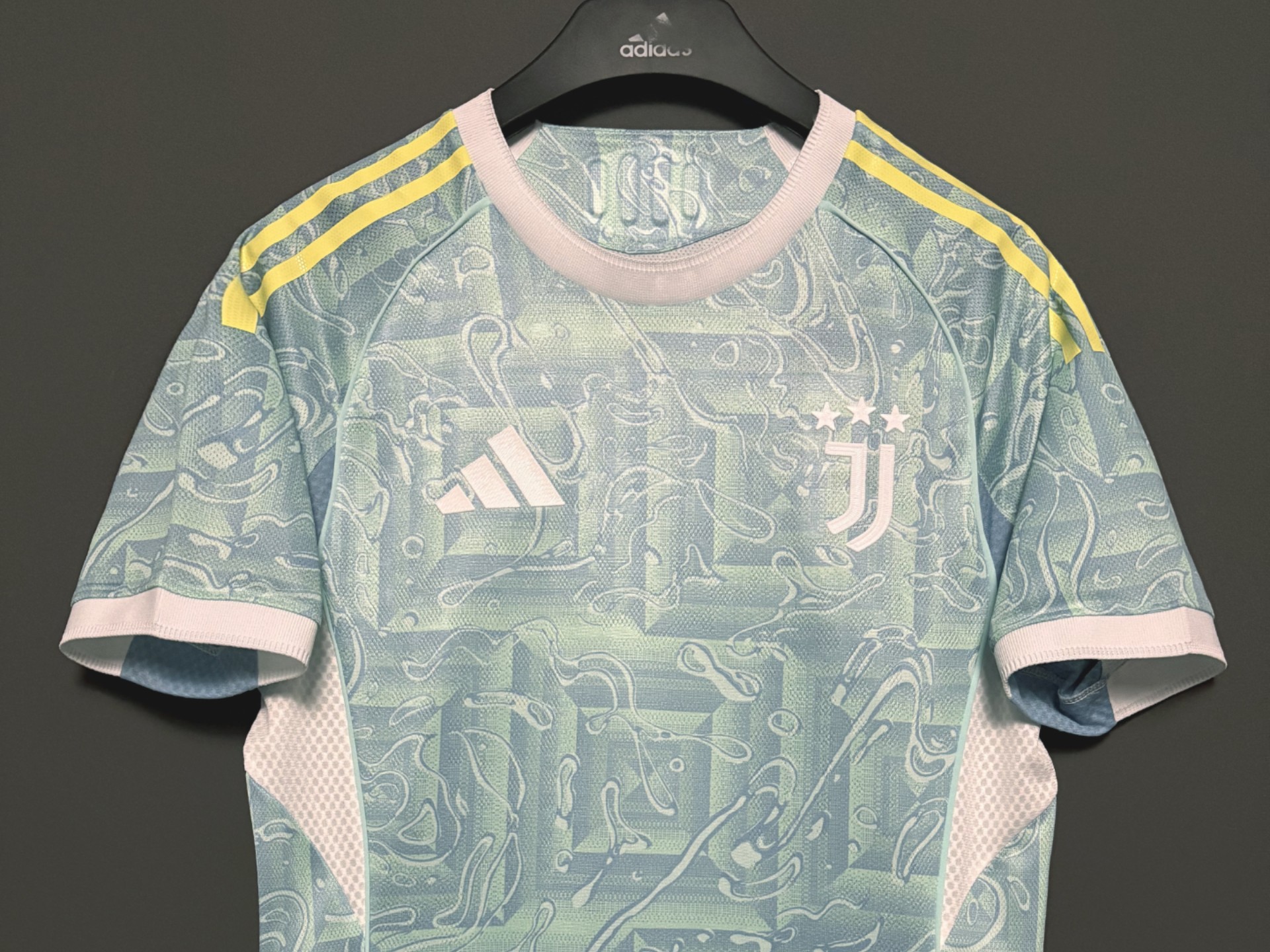 包含尤文图斯客场憾失胜利，领先优势缩小的词条