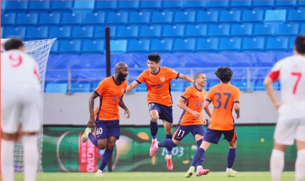 关于青岛海牛临场大胜，领头羊守住榜首位置的信息