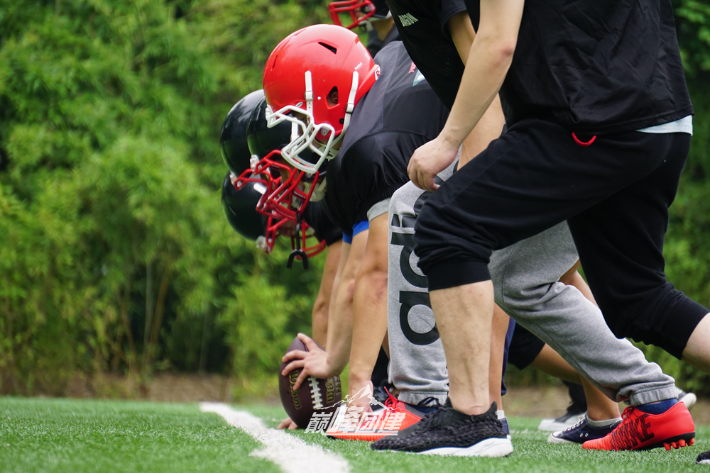 橄榄球战术调整奏效,成功扭转局势 橄榄球战术调整奏效,成功扭转局势