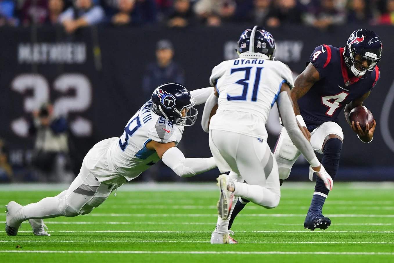 关于球星爆发！橄榄球赛场再现神级操作的信息