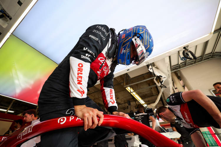 梅赛德斯翻盘红牛二队，周冠宇惊艳四座